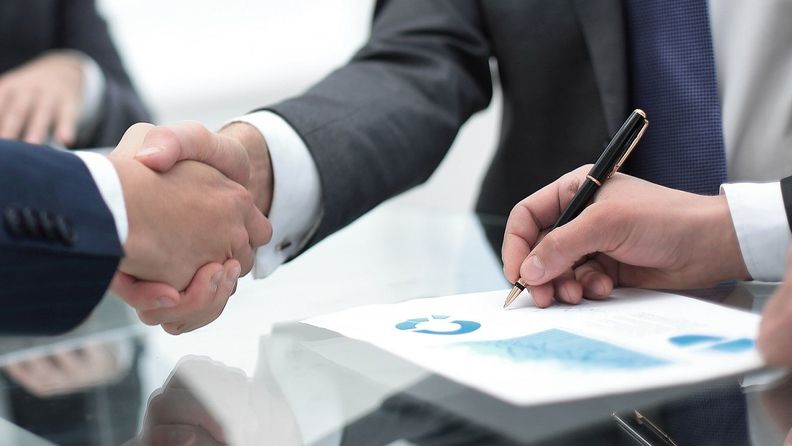 handshake with contract 1550_i.jpg