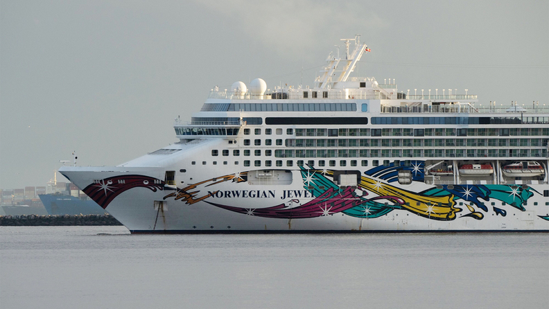 Norwegian_Cruise_Ship_i.jpg